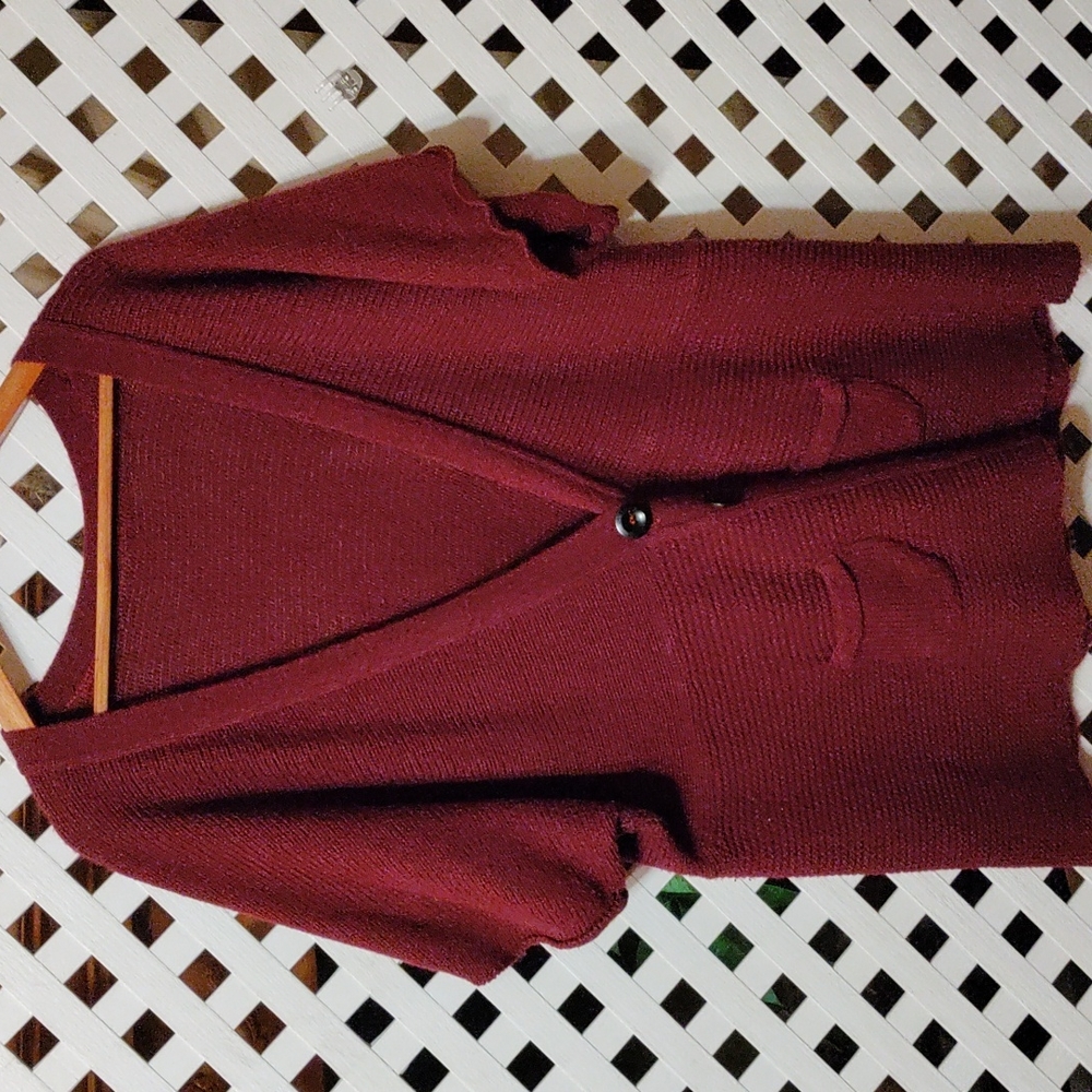 Burgundy short sleeve sweater two pockets and two big buttons